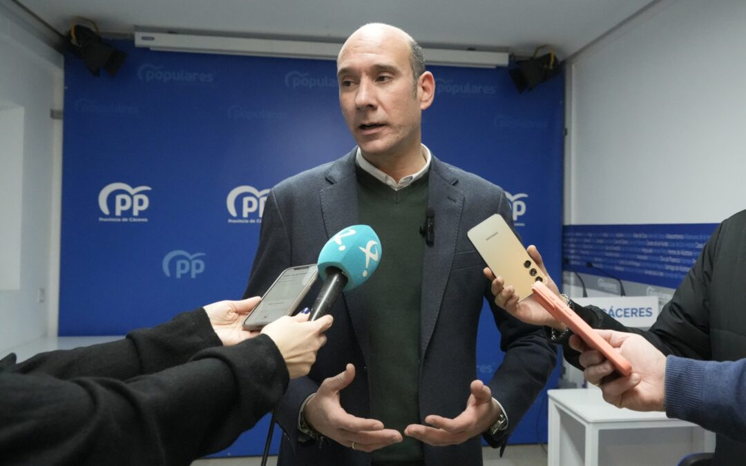 El PP lamenta que Gallardo defiende más el “chiringuito” del hermano de Pedro Sánchez que Almaraz